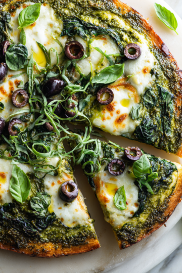 Prepara una Pizza Pesto della Strega Facile Pizza Pesto della Strega con ingredienti freschi e pronto in 30 minuti.