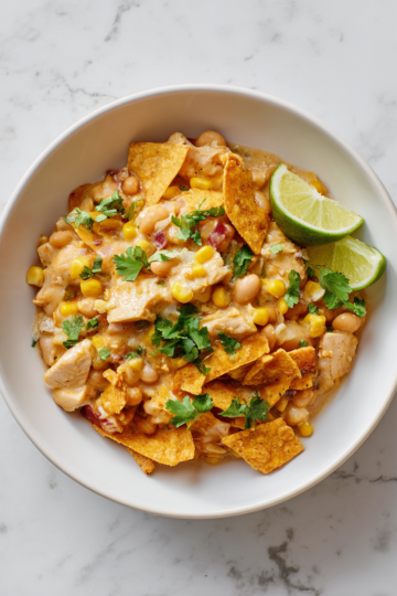 Deliziosi Burrito Bowl con Chili Bianco di Pollo Burrito bowl con chili bianco di pollo, un piatto autunnale ricco di sapori.