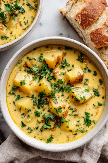 Deliziosa zuppa di patate cremosa, un comfort food perfetto per le serate autunnali in Italia, veloce da preparare e nutriente.