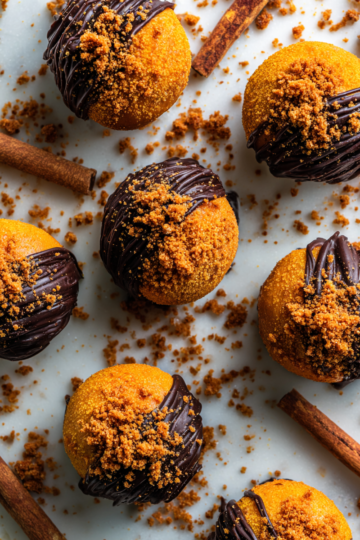 Tartufi di zucca Biscoff decorati, dolci autunnali perfetti come regalo per le festività